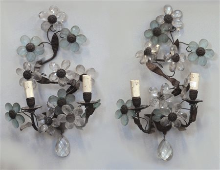 Coppia di appliques a due fiamme in metallo decorate a pendagli in vetro policr