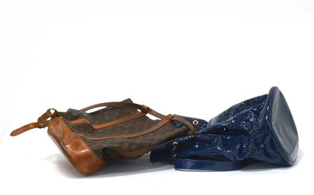 Lotto composto da due sacche a spalla, una con sigle Louis Vuitton l'altra blu