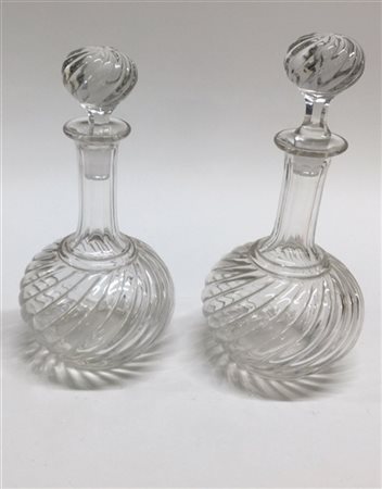 Coppia di bottiglie in cristallo molato con tappi (h cm 26)