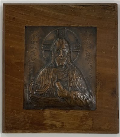 Altorilievo in rame sbalzato raffiguranto eil Redentore montato su pannello in