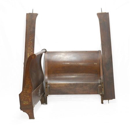 Letto a barca in legno intarsiato in ottone a motivi vegetali, secolo XIX (dife