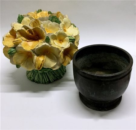 Lotto composto da un vaso in rame ed una composizione in terracotta decorata a