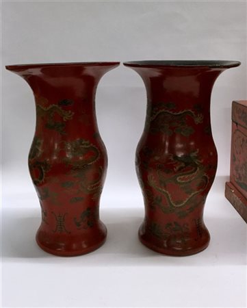 Coppia di vasi cinesi in legno laccato rosso e oro con dragoni. 
Cina, sec. XX