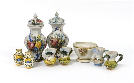 Manifatture diverse
Lotto composto da due vasetti con coperchio, quattro piccol