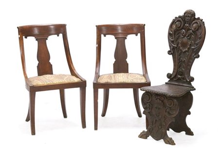 Lotto composto da una coppia di sedie a gondola del secolo XIX ed uno sgabello