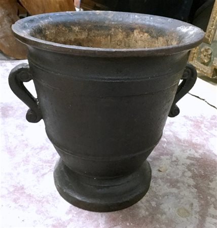 Antico mortaio biansato in ghisa (h cm 36 x d. cm 33) (difetti)