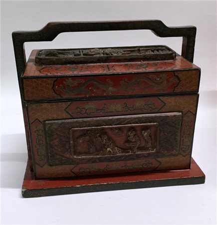 Scatola da pic-nic in legno laccato rosso e nero
Cina, sec. XX (h. cm 29) (dife