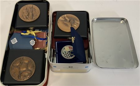 Due scatole in latta contenenti numerose medaglie di diversi autori ed epoche (