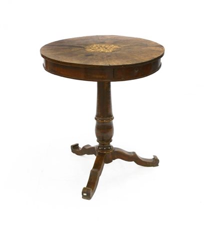 Tavolo da salotto con piano tondo lastronato in noce e intarsiato al centro a v