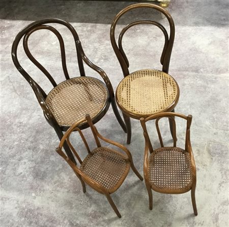 Lotto composto da quattro sedie da bambino di cui una marcata Thonet e una Fish