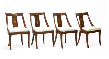 Gruppo di quattro sedie a gondola con schienale e cartella intarsiati in ottone