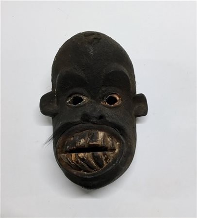 Arte Africana 
Maschera rituale in legno (h cm 30 ca.) (difetti)
Si allega expe