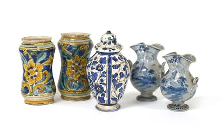 Manifatture diverse
Lotto composto da due albarelli, due vasetti biansati ed un