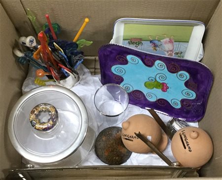 Lotto composto da numerosi oggetti di diversa fattura ed epoca (difetti)