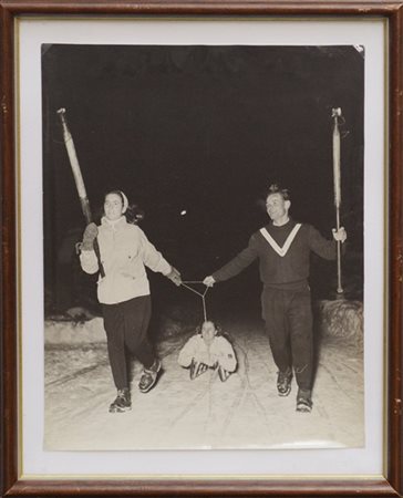 Giancolombo Fiaccolata sulla neve 1970 ca.

Fotografia originale alla gelatina s
