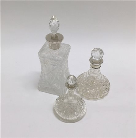 Lotto composto da tre bottiglie in cristallo con ghiera in argento e metallo (l