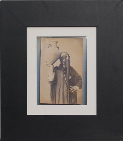 ANONIMO Ritratto con vaso 1980 ca.

Fotografia originale all'albumina.
cm 22,5 x