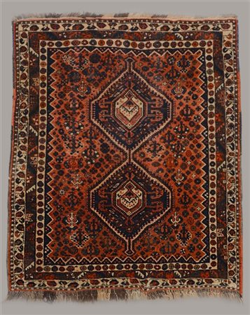 Tappeto Shiraz, Persia, inizio secolo XX.
Decoro con due medaglioni blu su fond