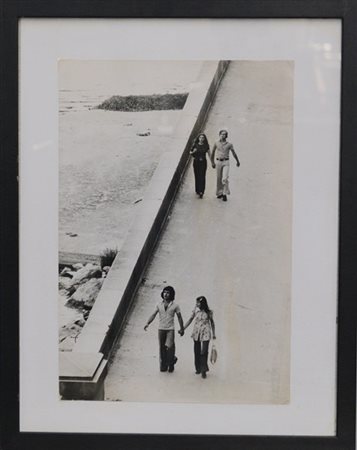 Uliano Lucas Passeggiata romantica 1970 ca.

Fotografia originale alla gelatina