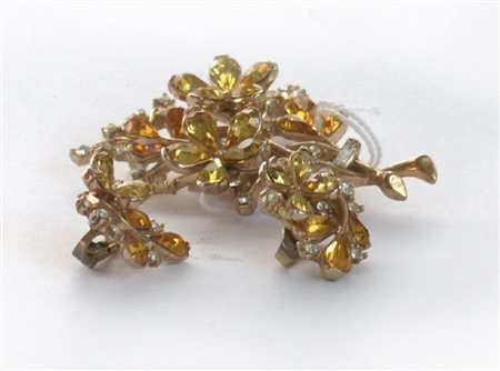 TRIFARI
Demi-parure, spilla e orecchini, in metallo e pietre fancy, incolori e