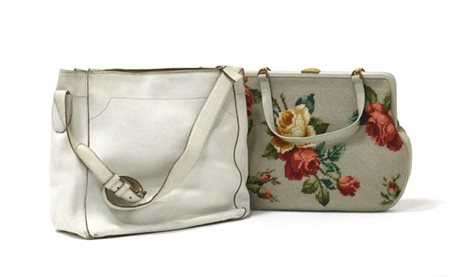 Lotto composto da una borsa ricamata a punto croce con motivi floreali e una bo