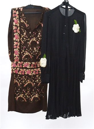 Lotto composto da due vestiti: uno nero in chiffon a maniche lunghe con gonna p