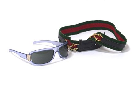 GUCCI 
Lotto composto da una cintura in pelle nera con la classica fascia della