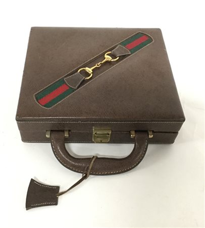 GUCCI 
Valigetta da gioco in cinghiale con banda rosso/verde in tessuto (difett