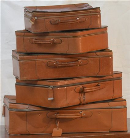 VALEXTRA
Lotto composto da un set di 5 valigie in cuoio (varie misure) (gravi d