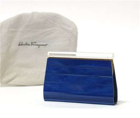 SALVATORE FERRAGAMO 
Clutch in materiale plastico blu pavone con chiusura in pl