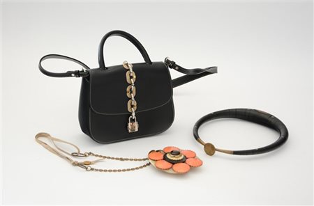 LOUIS VUITTON e anonimo
Lotto composto da una borsetta a tracolla "chain-it" co