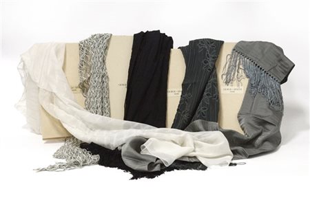 GIORGIO ARMANI, FENDI
Lotto composto da cinque sciarpe da sera in seta