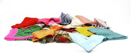 EMANUEL UNGARO, YSL, TRUZZI e anonimi
Lotto di oltre venticinque foulards e faz