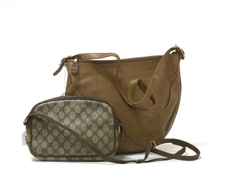 GUCCI 
Lotto composto da una borsa a tracolla in pelle color tabacco e una picc