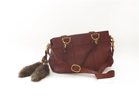 GUCCI 
Borsa a soffietto con due manici e tracolla in pelle bordeaux, dettagli