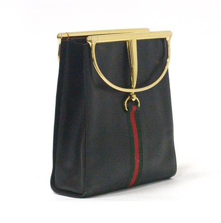 GUCCI 
Borsa a mano di forma trapezoidale in pelle blu con interno rosso, manig