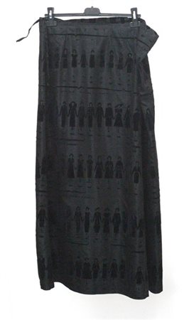 Lunga gonna a portafoglio con a rilievo in velluto la storia della gonna dall'a