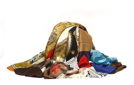 GUCCI, BASILE, RUBINACCI, JESURUM e anonimi
Lotto di sedici tra foulard e sciar