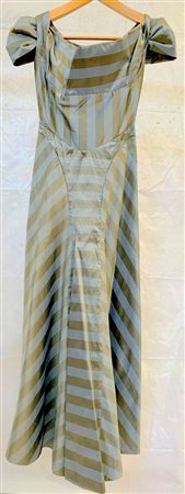 VIVIENNE WESTWOOD 
Abito lungo senza maniche in taffetas a righe tortora e azzu