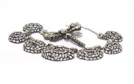 BALENCIAGA e anonimo
grande collier in strass di varie forme come la spilla a l