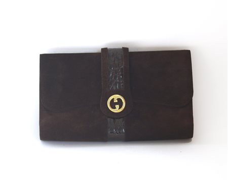 GUCCI 
Clutch in camoscio marrone con inserto in pelle, chiusura con dettaglio