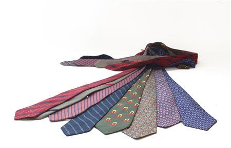 GUCCI 
Lotto di otto cravatte di tessuti, forme, fantasie e colori differenti (