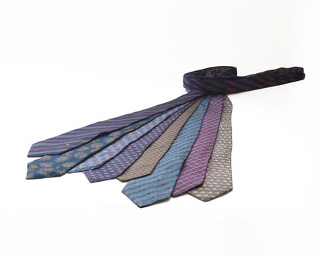 GUCCI 
Lotto di otto cravatte di tessuti, forme, fantasie e colori differenti (