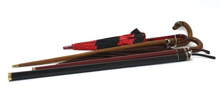 Lotto composto da due ombrelli a scomparsa, uno bordeaux e uno nero, un ombrell