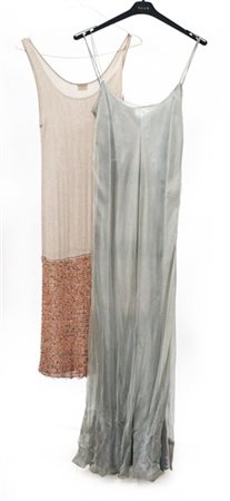 KRIZIA e anonimo
Lotto composto da due abiti, uno a canottiera color ecrù rifin