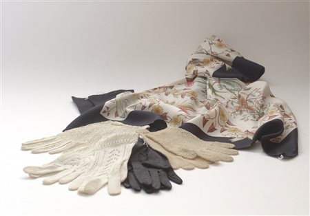 GUCCI e anonimi
Lotto composto da un raro foulard "Campanule" disegnato da Acco