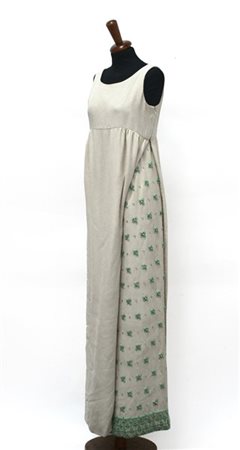 VALENTINO 
Vestito lungo di linea impero con spalline in crêpe di seta color av