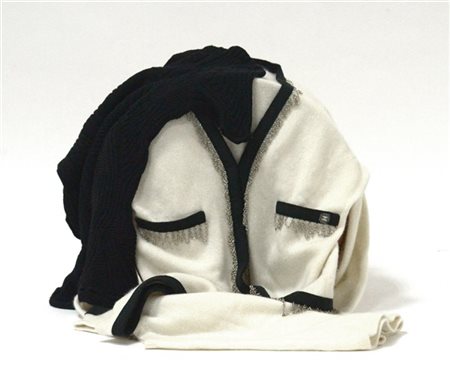 CHANEL 
Lotto composto da un twin-set in cachemire bianco con bordo in gros ner