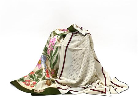 GUCCI 
Lotto di due foulard uno in twill di seta con motivo di bulbi nei toni d
