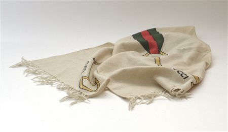 GUCCI 
Sciarpa in cachemire color avorio con grande banda rosso/verde e morso d